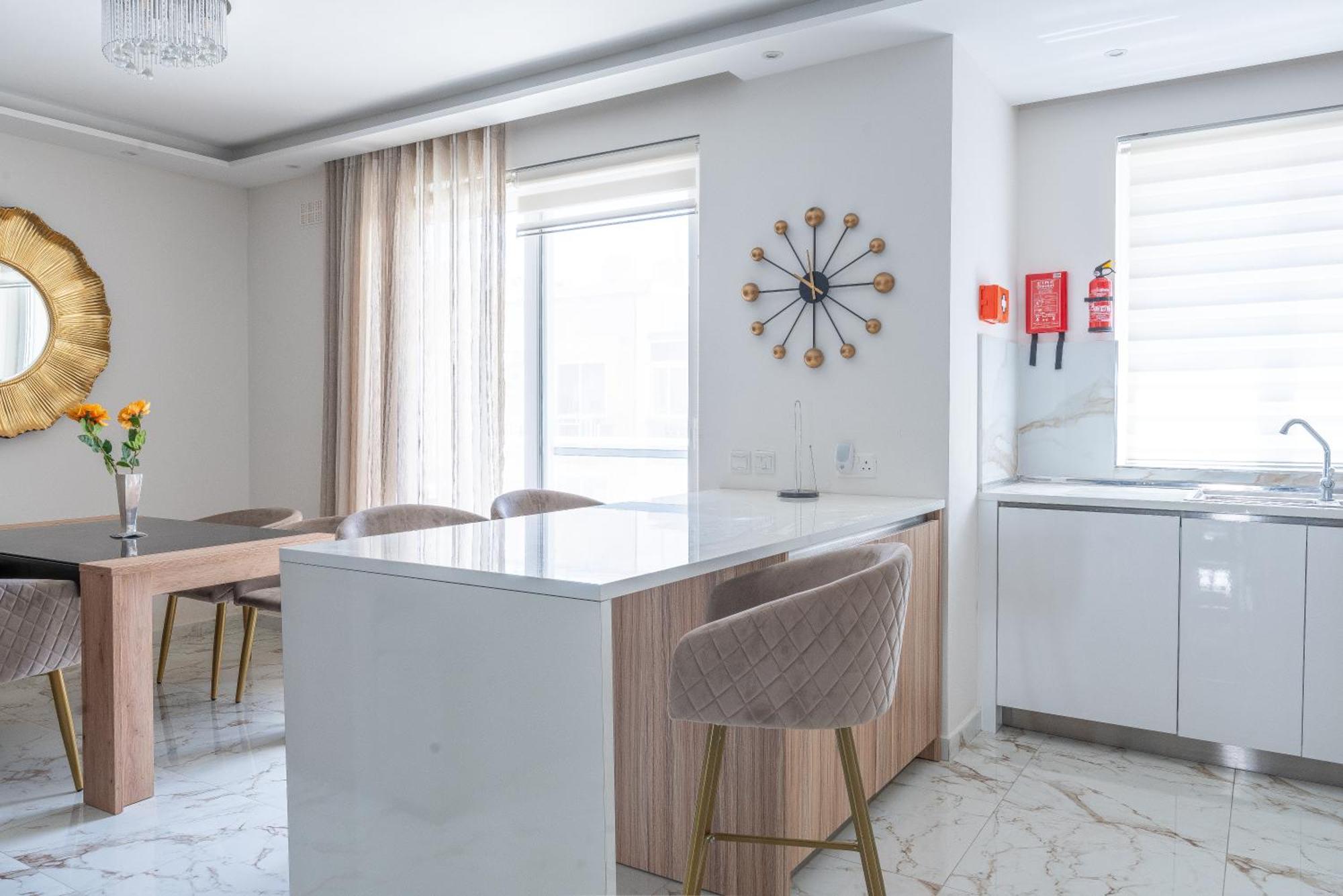 Modern & Luxurious Apartment - Prime Location เซนต์พอลส์เบย์ ภายนอก รูปภาพ